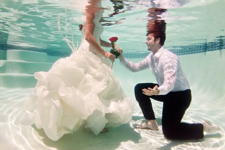 fidanzamento e proposta di matrimonio in piscina fotografo matrimonio lecce