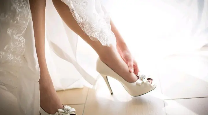 abito da sposa con scarpe alte - Daniele Panareo Fotografo matrimoni a Lecce