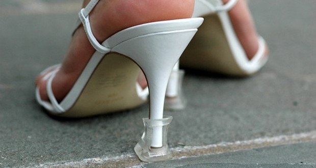 accessori matrimonio copritacchi per le scarpe della sposa - Daniele Panareo fotografo di matrimonio a Lecce