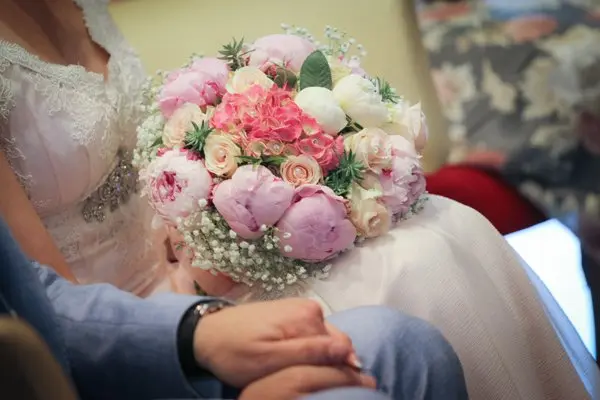 il bouquet sposa classico con peonie rivisitato - Daniele Panareo fotografo di matrimoni a Lecce e provincia