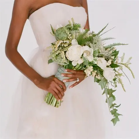 il bouquet sposa come va portato ad altezza vita - Daniele Panareo fotografo di matrimoni a Lecce e provincia
