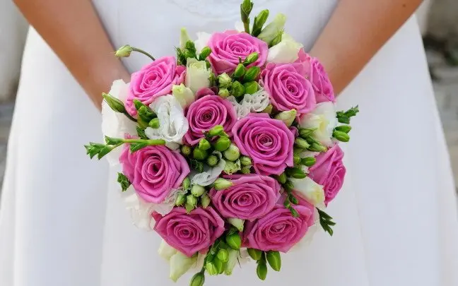 il bouquet sposa di rose appariscente - Daniele Panareo fotografo di matrimoni a Lecce e provincia