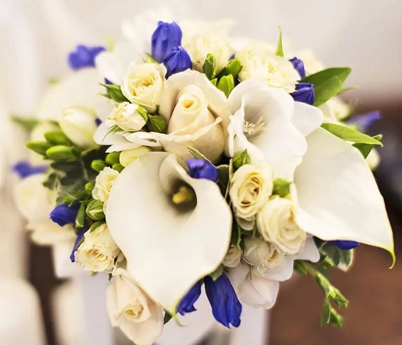 il bouquet sposa qualcosa di blu - Daniele Panareo fotografo di matrimoni a Lecce e provincia