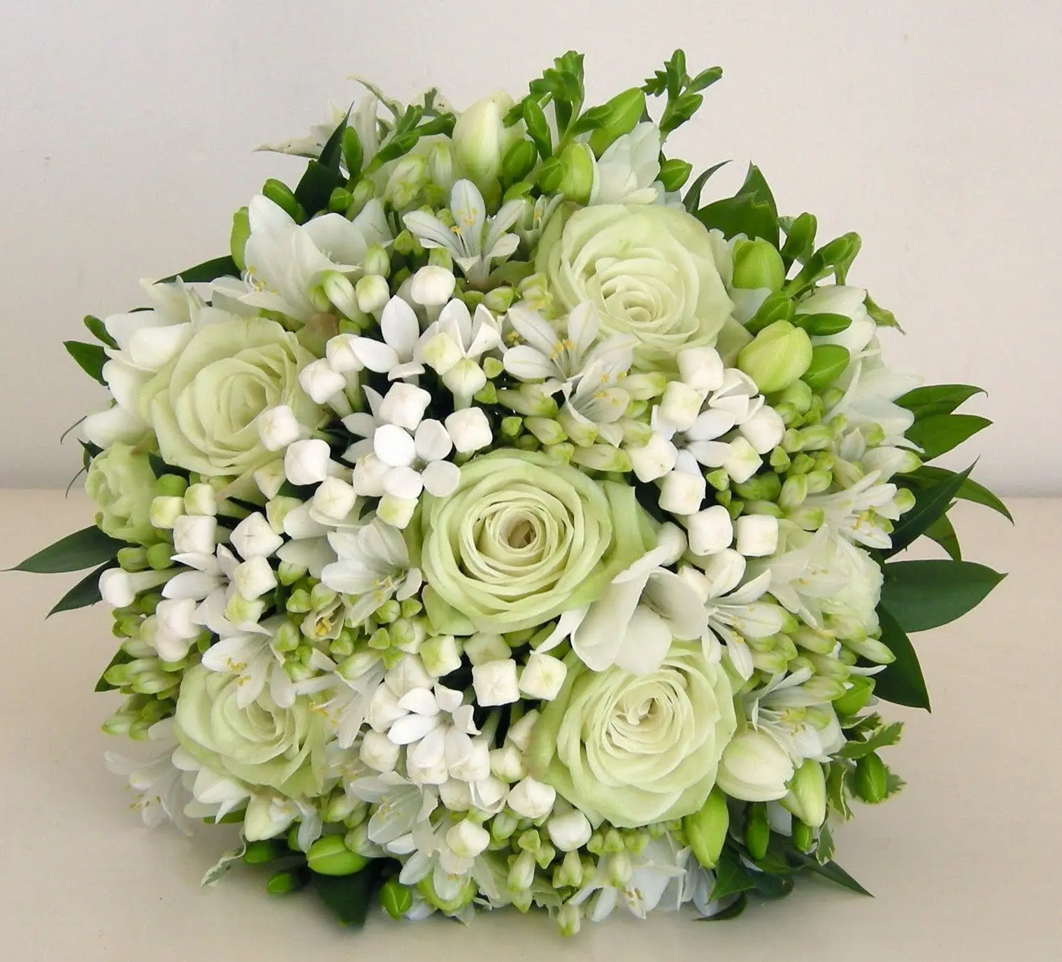 il bouquet sposa variazioni sul bianco e verde - Daniele Panareo fotografo di matrimoni a Lecce e provincia